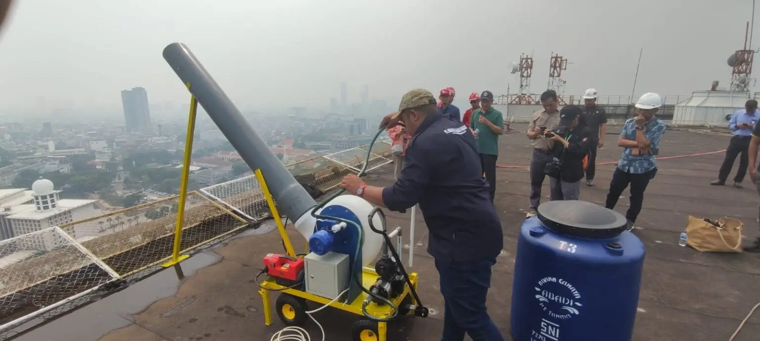 Foto: Penyemprotan Water Spray di atas Gedung Kantor Pusat Pertamina (modifikasicuaca.com)