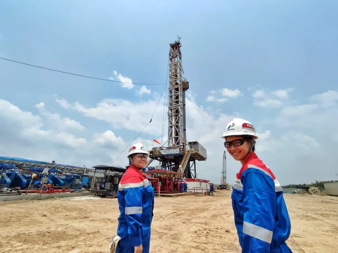 Dua Pertiwi PHR WK Rokan, Hapsari Wahyu Kusumaningsih dan Ajeng Restu Fairuz yang memiliki peran penting dalam proses MNK Gulamo. Mereka mereka berdua tampak gigih bekerja hingga mendampingi kunjungan Direktur Logistik dan Infrastruktur PT Pertamina (Persero), Alfian Nasution dan rombongan ke Blok Rokan, pada Jumat (15/9/2023). (Foto: Istimewa)