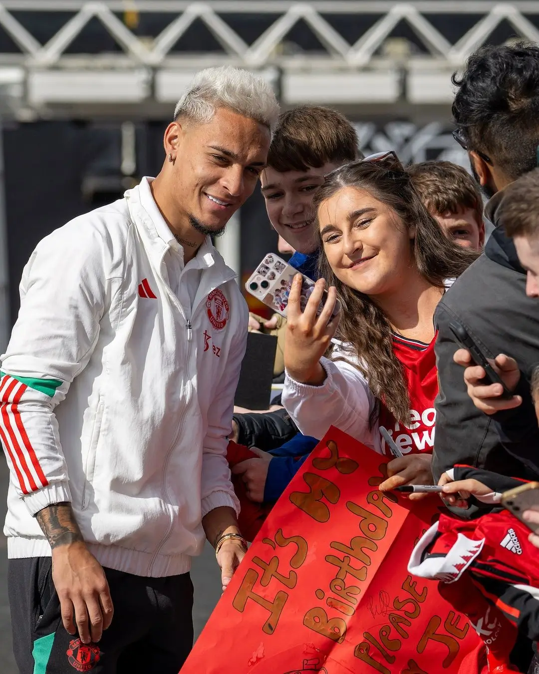 Pemain Manchester United, Antony sedang berswafoto dengan fans. Foto Instagram Manchester United.