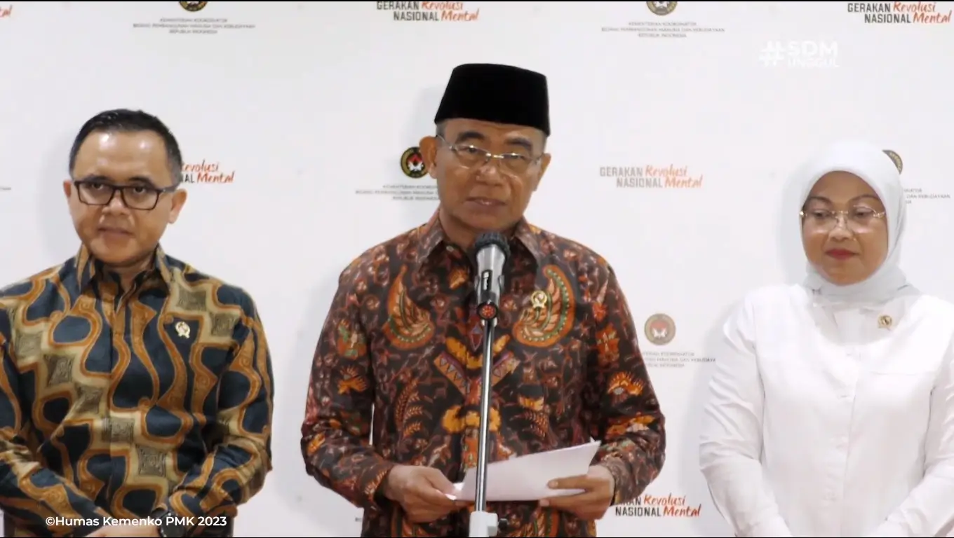 Menko PMK Muhadjir Effendy (tengah) saat menyampaikan keterangan pers di Jakarta, Selasa (12/9/23). (Foto: Tangkapan layar YouTube/Kemenko PMK)