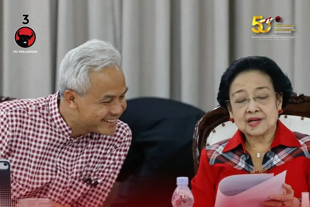 Bakal capres Ganjar Pranowo dan Ketua Umum PDI Perjuangan Megawati Soekarnoputri saat hadiri rapat rutin TPN GP di Gedung High End, Jakarta, Rabu (27/9/23). (Foto: Instagram/pdi_perjuangan)