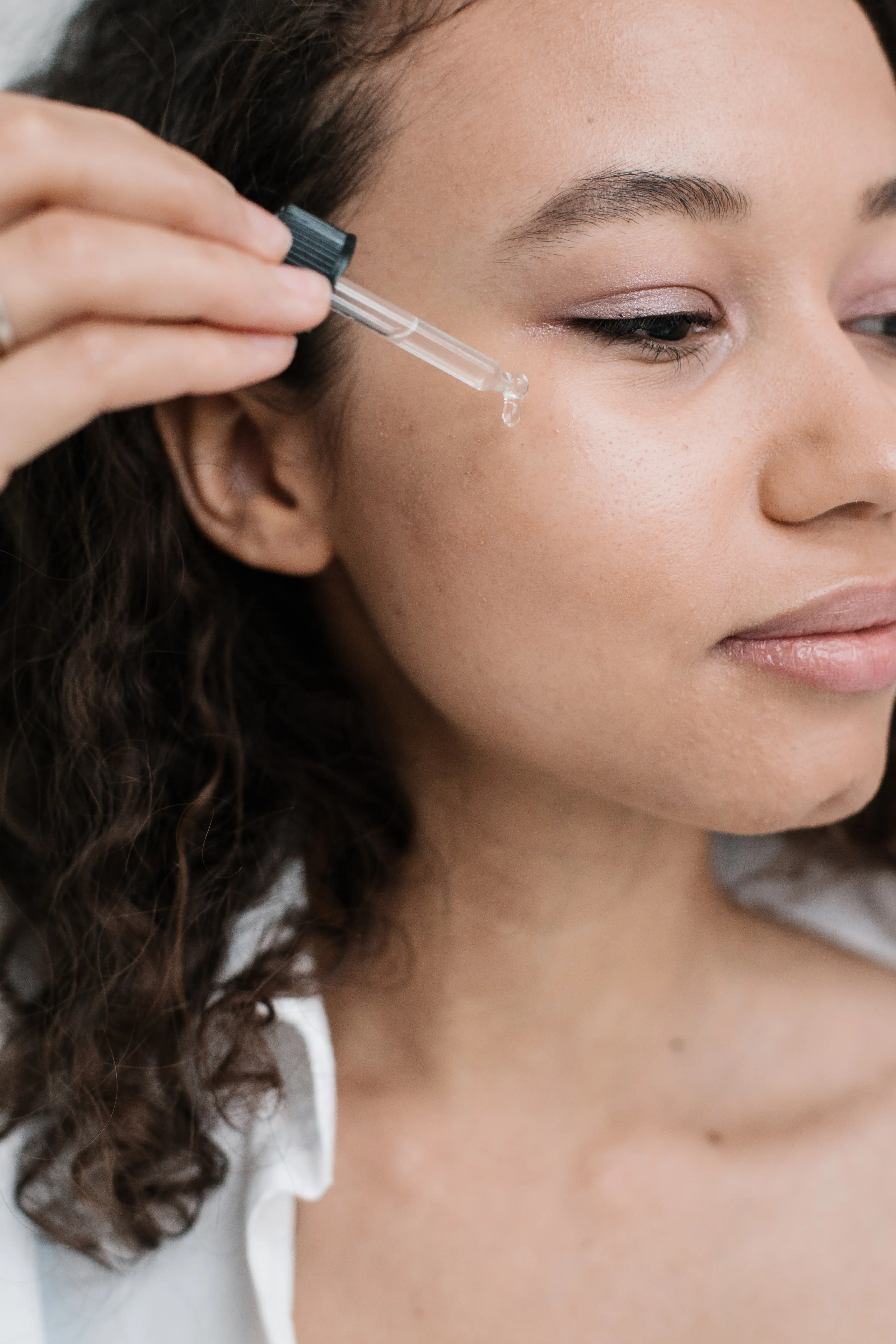 Ilustrasi menggunakan retinol. (Foto: Pexels/Pavel Danilyuk)