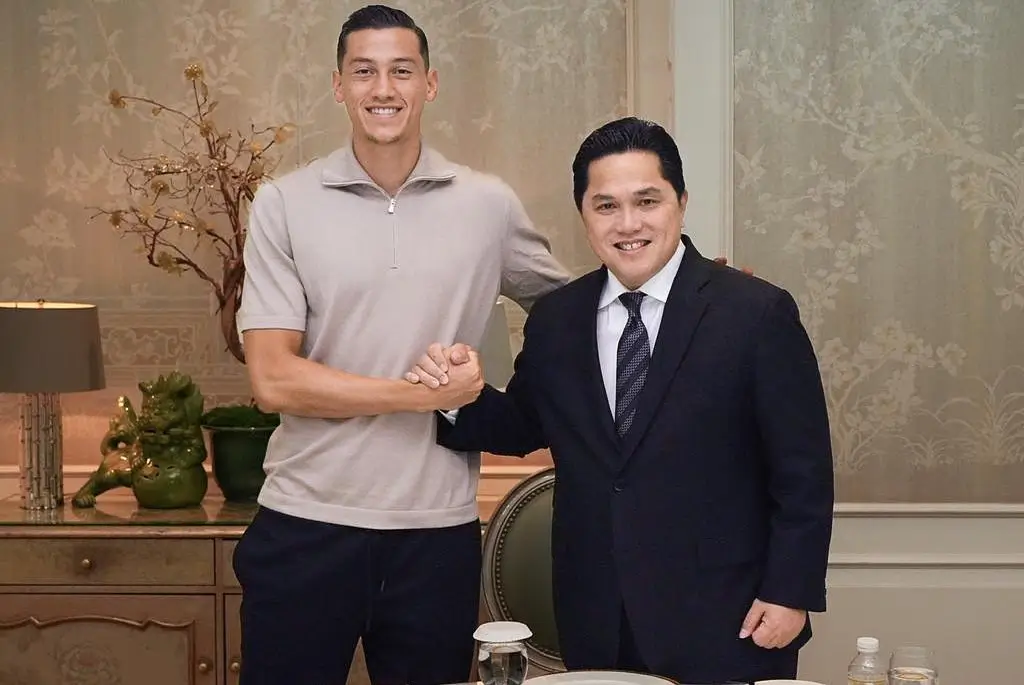 Jay Idzes bersama Ketua Umum PSSI, Erick Thohir. (Foto: Instagram Jay Idzes)