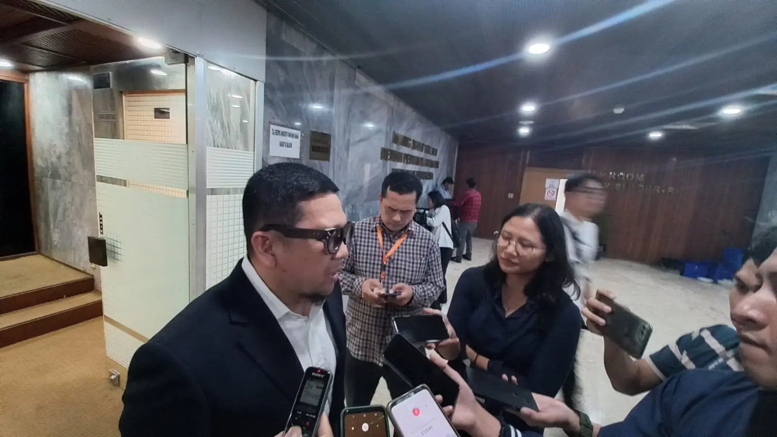 Wakil Ketua Umum DPP Partai Golkar Ahmad Doli Kurnia usai Rapat Kerja Komisi II DPR RI dengan pemerintah terkait ASN di Kompleks Parlemen, Senayan, Jakarta, Selasa (26/9/23). (Foto: Rangga Bijak Aditya)