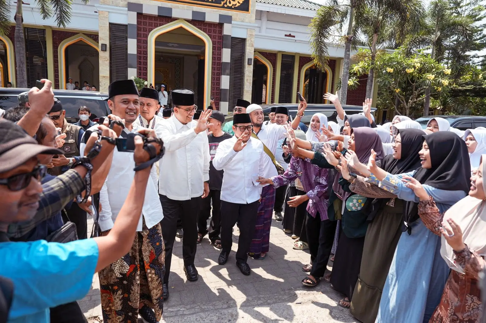Pasangan bakal capres-cawapres Anies Muhaimin di Ponpes Nurul Islam, Jember, Jawa Timur, Kamis (29/9/23). (Foto: Twitter/aniesbaswedan)