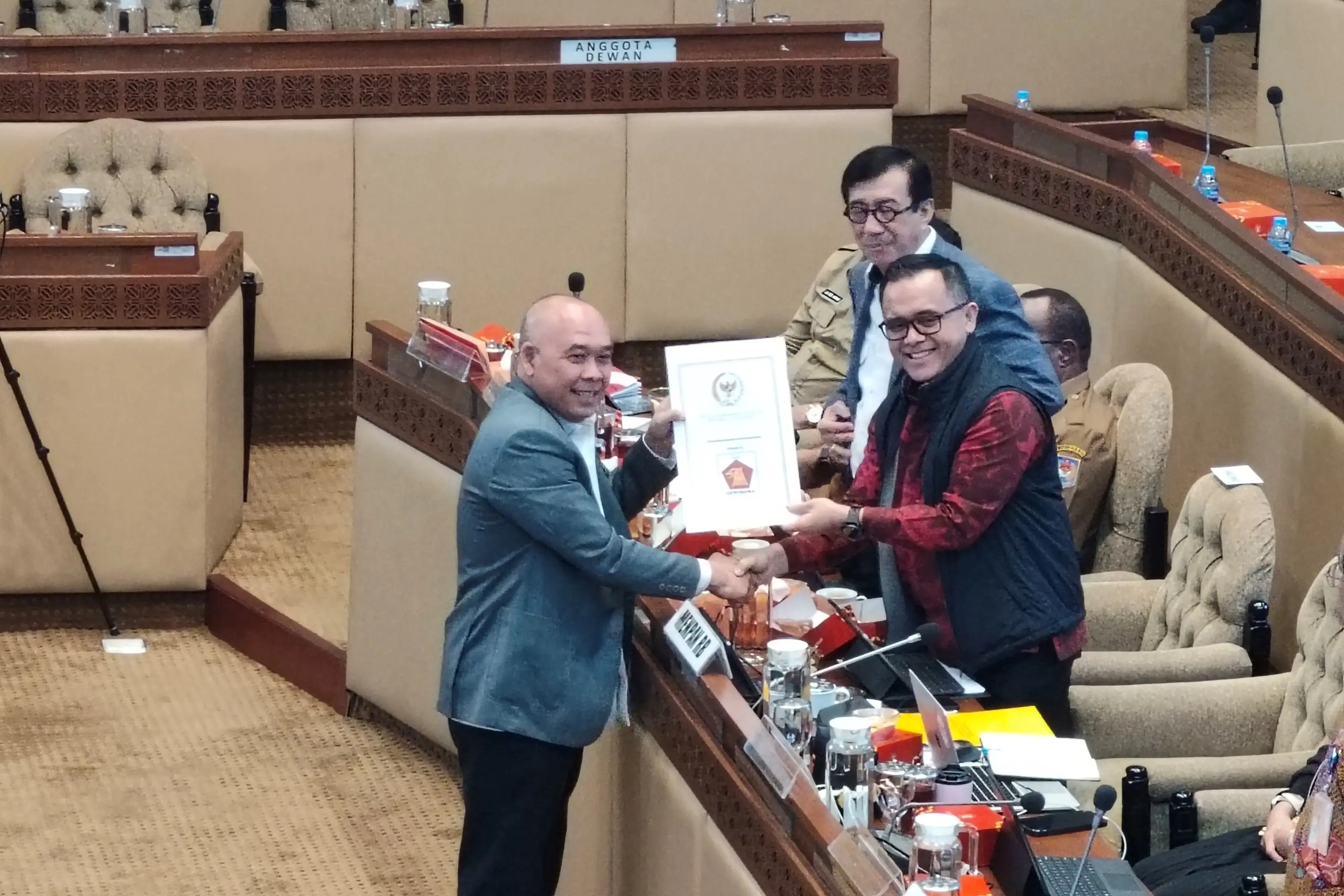 Fraksi Partai Gerindra Heri Gunawan (kiri) dan Menpan RB Abdullah Azwar Anas (kanan) saat hadiri Rapat Kerja Komisi II DPR RI dengan pemerintah di Kompleks Parlemen, Senayan, Jakarta, Selasa (26/9/23). (Foto: Rangga Bijak Aditya)
