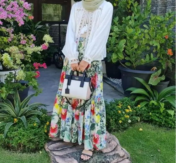 8 Inspirasi Mix and Match Rok untuk Ngantor