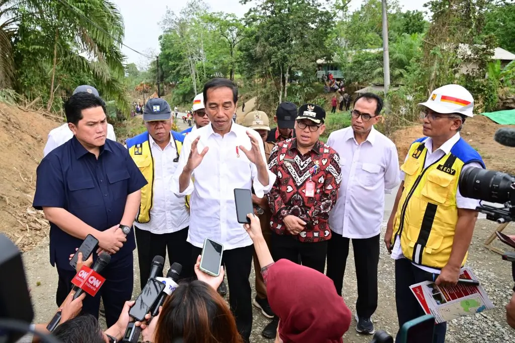 Foto: Presiden Jokowi memberikan keterangan pers usai meninjau penanganan IJD di Kabupaten Penajam Paser Utara, Kalimantan Timur (BPMI Setpres/Muchlis Jr)