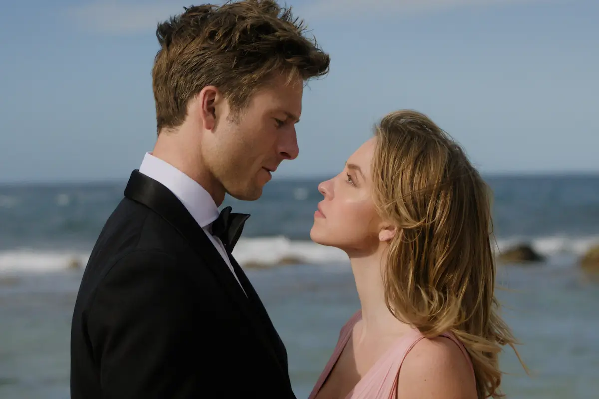 Foto: Glen Powell dan Sydney Sweeney dalam Anyone But You (Netflix.com/tudum)