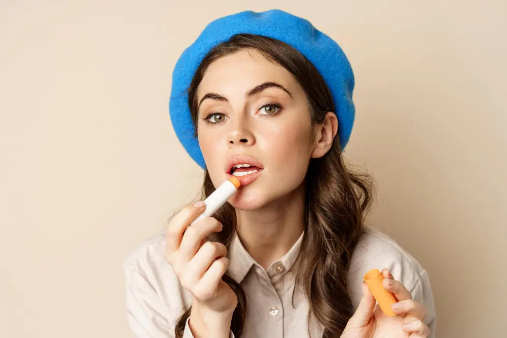 Ilustrasi menggunakan lip balm dengan SPF. (Foto: freepik/benzoix)