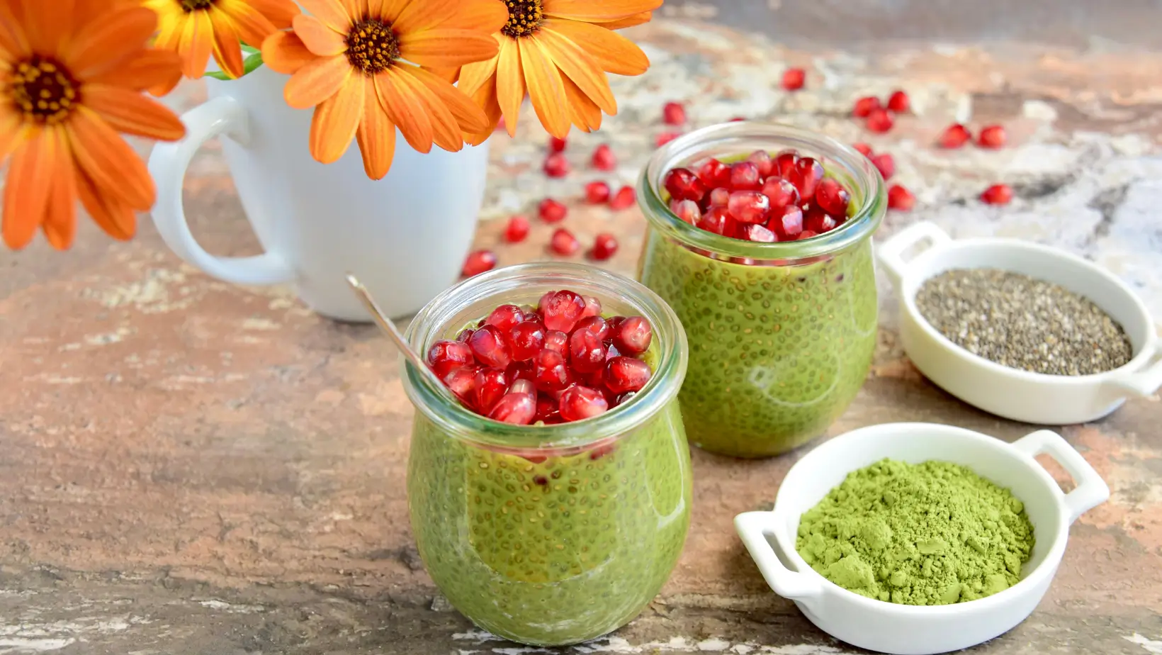 Matcha chia seed pudding dengan topping buah. (Foto: Canva/Getty Images/AmalliaEka)