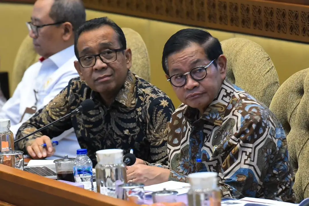 Mensesneg Pratikno (kiri) dan Seskab Pramono Anung (kanan) saat hadiri Rapat Dengar Pendapat (RDP) Sekretariat Kabinet dengan Komisi II DPR RI di Gedung DPR RI, Senayan, Jakarta, Senin (9/9/24). (Foto: Instagram/sekretariat.kabinet)