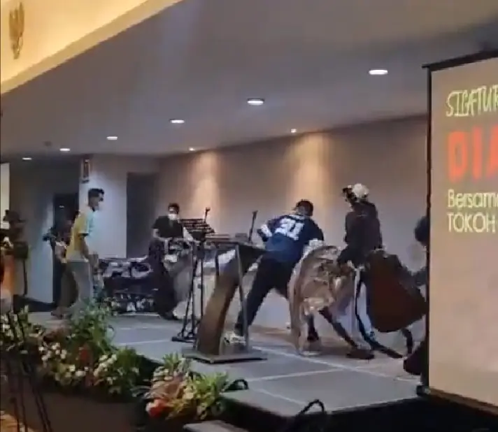 Diskusi Forum Tanah Air dibubarkan paksa oleh sejumlah orang tak dikenal (OTK) di kawasan Kemang, Jakarta Selatan, Sabtu (28/9/24). (Foto: X/Boediantar4)