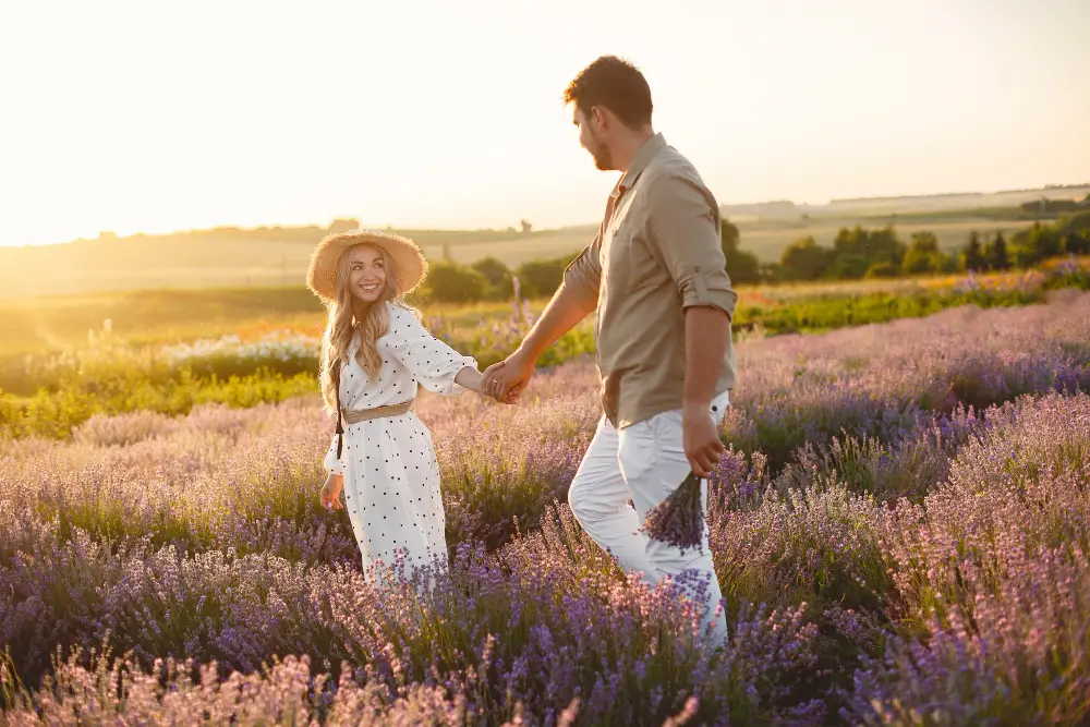Ilustrasi lavender marriage. (Foto: Freepik/prostooleh)
