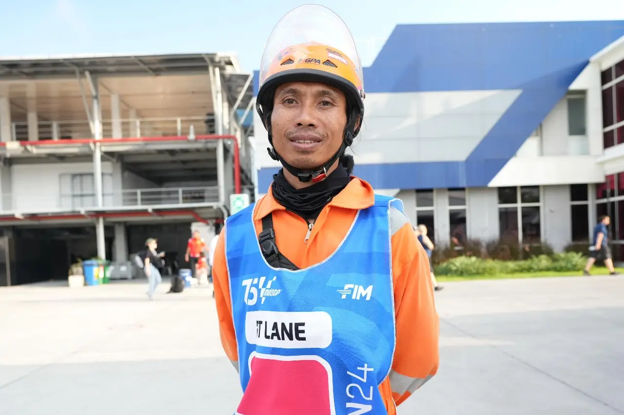 Alwan Hafizin seorang pedagang yang menjadi volunteer bertugas sebagai marshal pada gelaran MotoGP Pertamina Grand Prix of Indonesia 2024 di Pertamina Mandalika International Circuit, Kuta, Lombok Tengah, Nusa Tenggara Barat pada Jumat (27/9/2024). (Foto: Dok. Pertamina)
