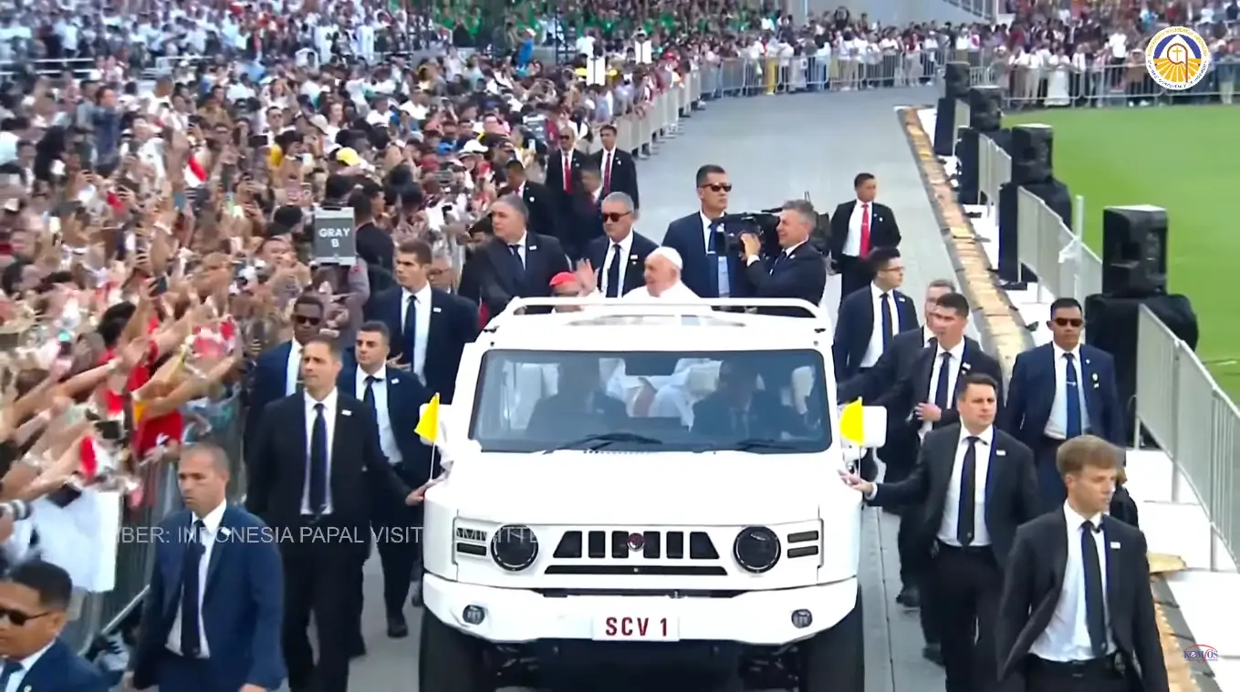 Paus Fransiskus menyapa jemaat misa akbar di GBK menggunakan Pindad Maung MV3 Popemobile yang telah dimodifikasi. (Foto: Tangkapan layar YouTube/KOMSOS KWI)