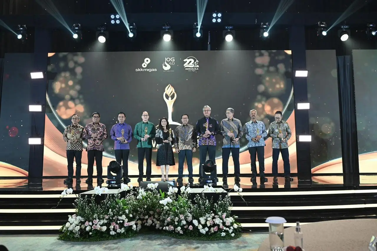 Para penerima penghargaan dari berbagai kategori di SKK Migas Award 2024.