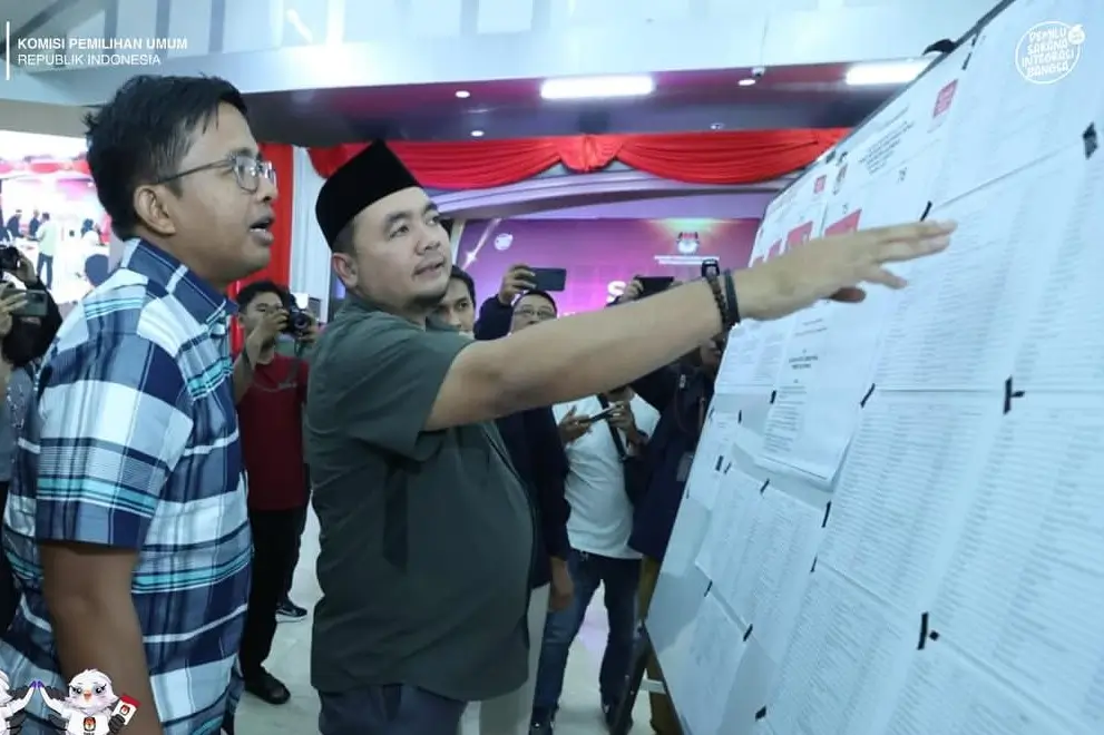Ketua KPU RI Mochammad Afifuddin (kemeja abu-abu) saat meninjau simulasi pemungutan suara Pilkada 2024 dengan satu paslon melawan kotak kosong di Kabupaten Maros, Sulses, Minggu (15/9/24). (Foto: Instagram/kpu_ri)
