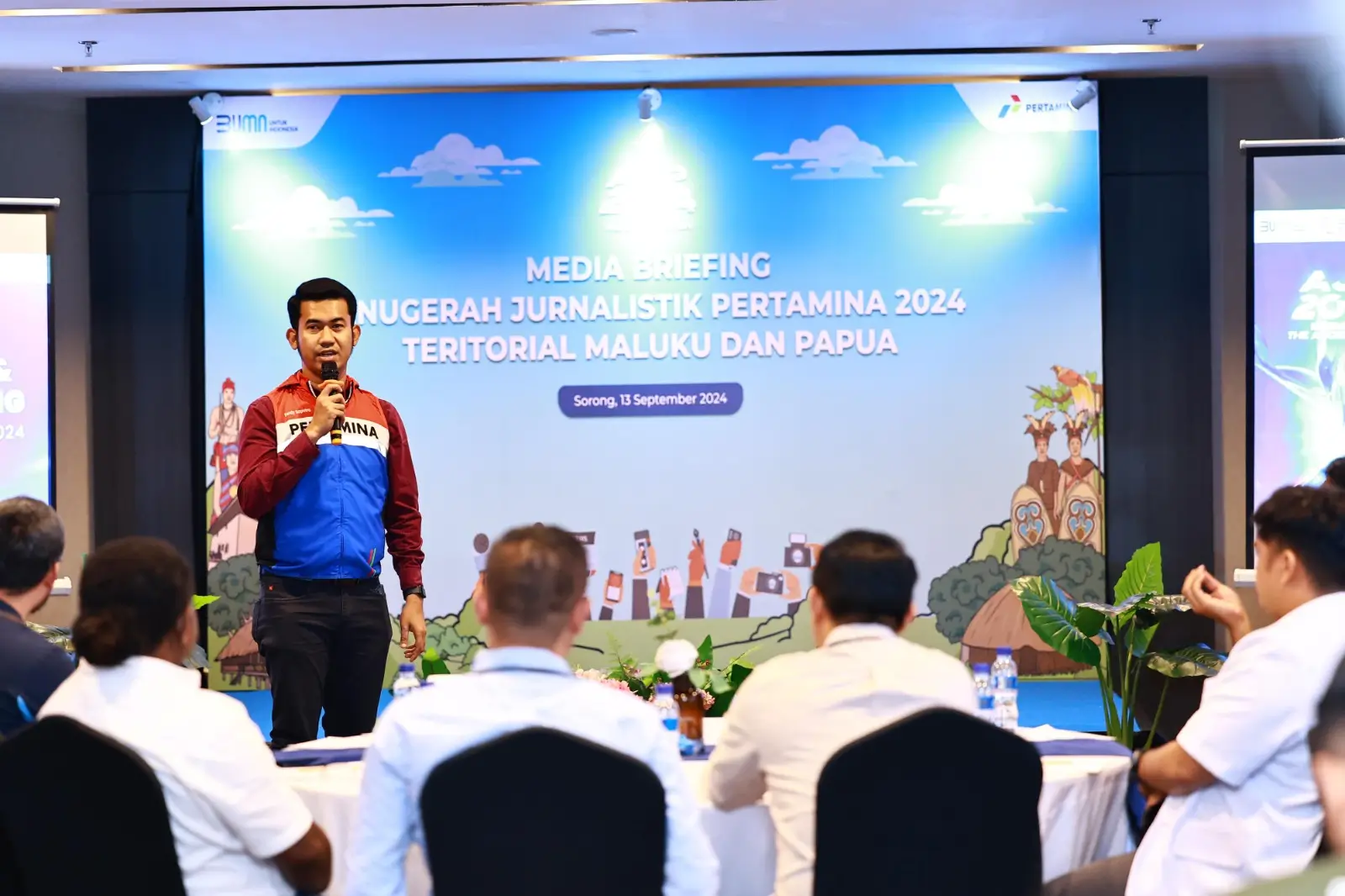 Area Manager Comm, Rel, CSR, & Comp RU VII Kasim, Ferdy Saputra memberikan materi kepada teman-teman media nasional dalam acara media briefing Anugerah Jurnalistik Pertamina 2024 Dengan tema Energize The Acceleration Regional Maluku dan Papua yang di selenggarakan di Hotel Aston, Papua, Jumat, (13/09/24). (Foto: Dok. Pertamina)