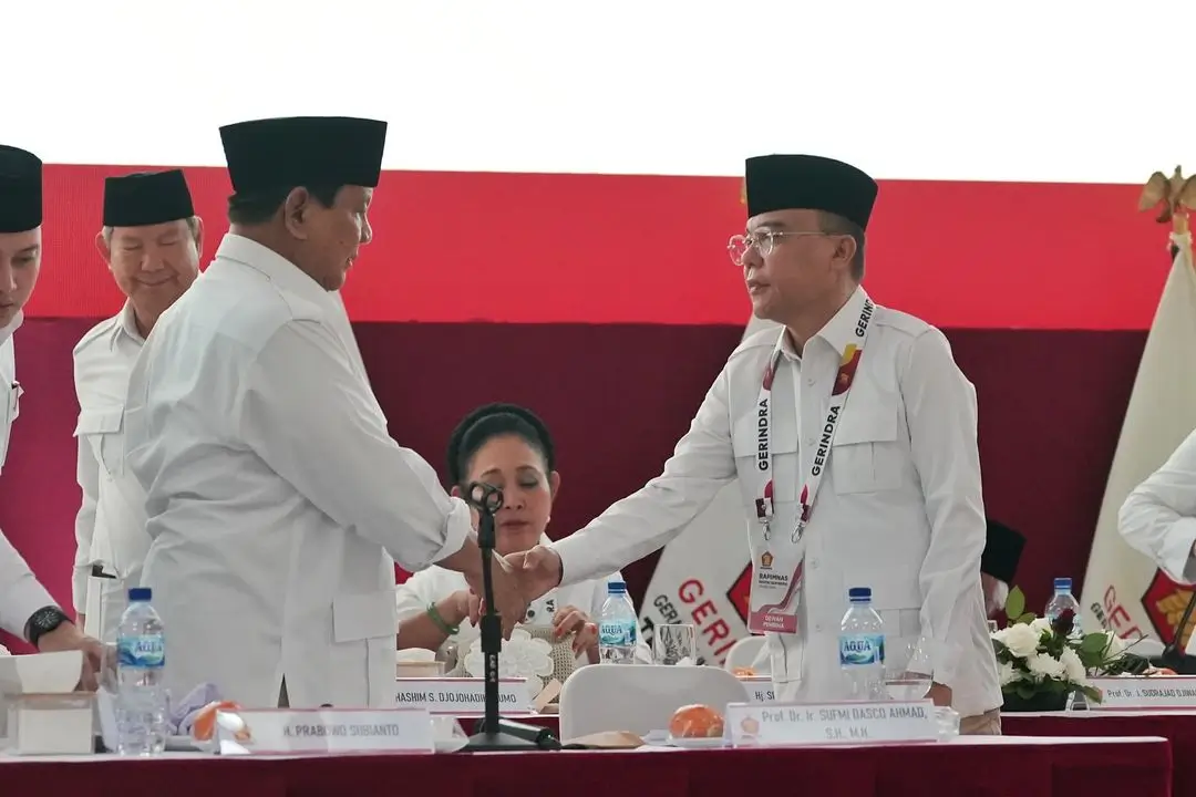 Calon Presiden RI terpilih, Prabowo Subianto (kiri) bersalaman dengan Ketua Harian DPP Partai Gerindra, Sufmi Dasco Ahmad (kanan). (Foto: Instagram/sufmi_dasco)