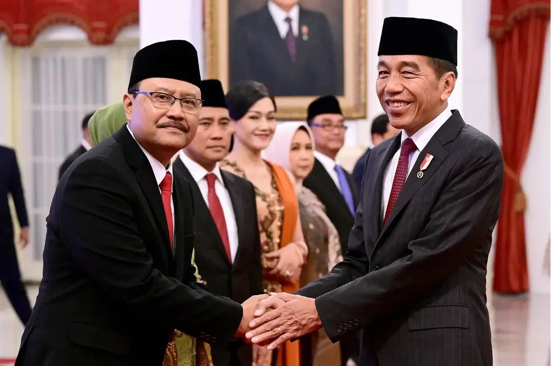 Presiden Jokowi (kanan) secara resmi melantik Saifullah Yusuf (kiri) sebagai Menteri Sosial RI di Istana Negara, Jakarta, Rabu (11/9/24). (Foto: Instagram/jokowi)