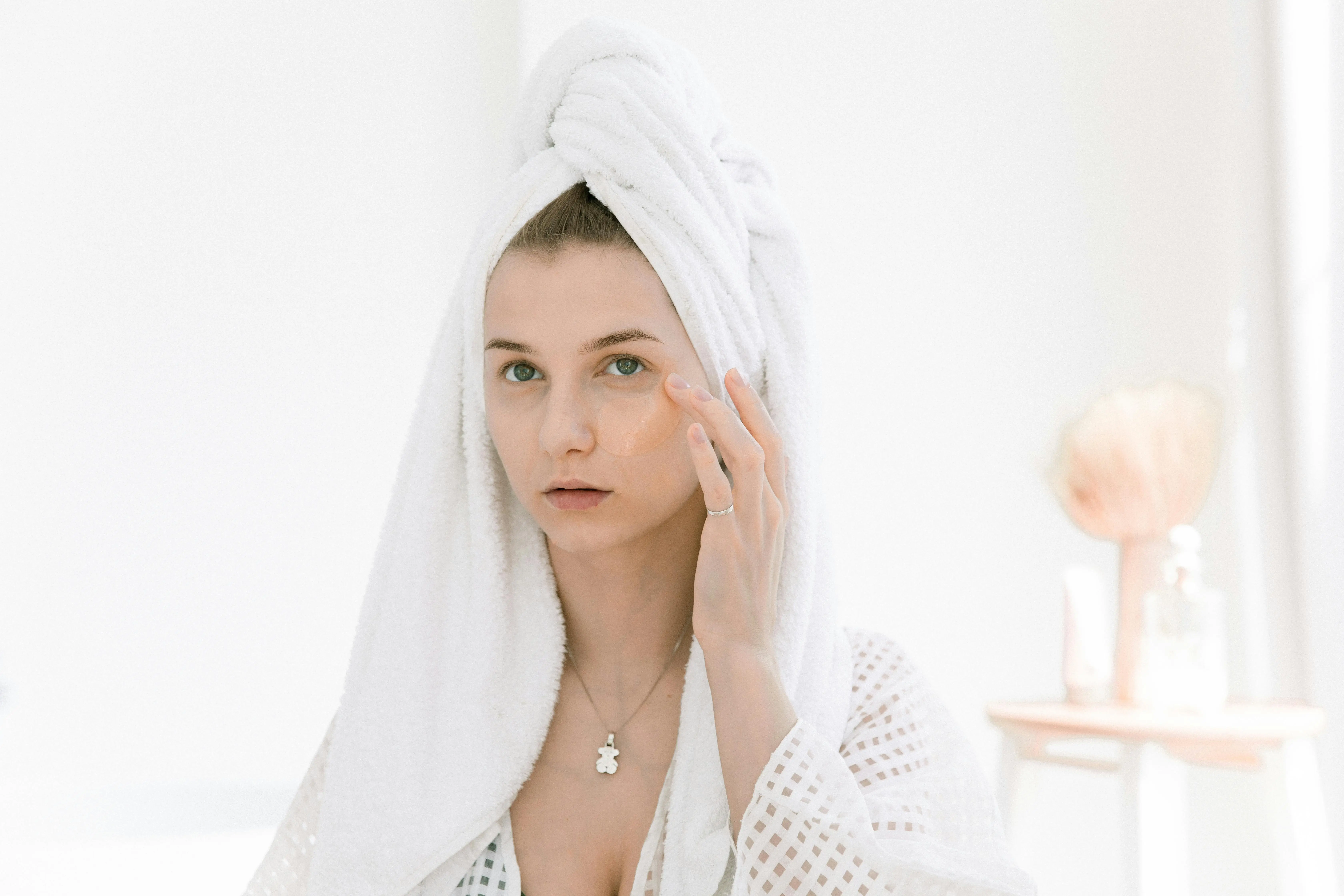 Ilustrasi menerapkan skin flooding untuk mengatasi kulit kering. (Foto: Pexels/KATRIN BOLOVTSOVA)