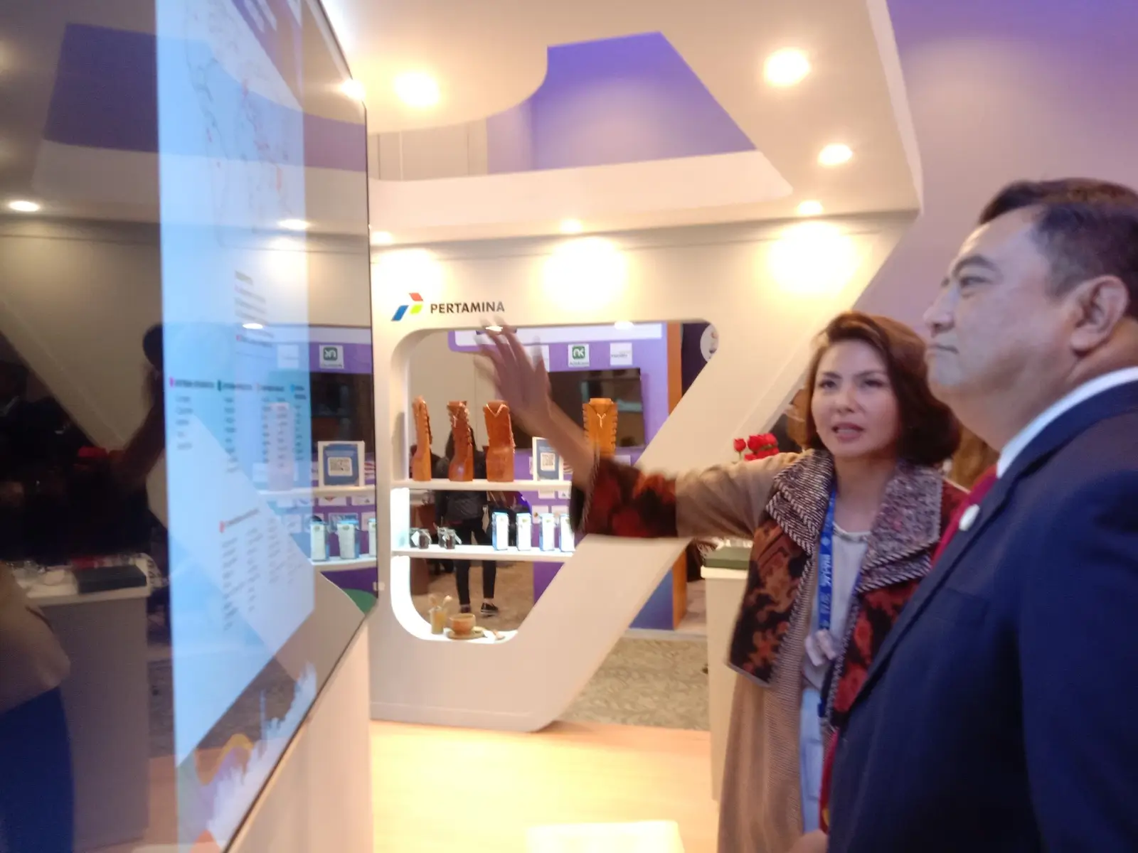 Penjabaran bisnis Pertamina dan potensi kerja sama kepada Direktur Jenderal Amerika dan Eropa Kementerian Luar Negeri - Republik Indonesia, Umar Hadi, di Indonesia - Latin America and the Caribbean Business Forum di  Lima, Peru, 11-13 September 2024. (Foto: Dok. Pertamina)