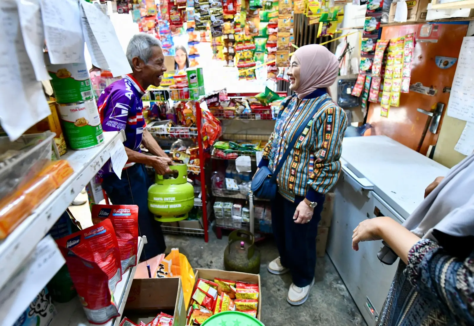 Dirut Pertamina Nicke Widyawati mengecek ketersediaan Elpiji 3 Kg di Surakarta, Jumat 6 September 2024. (Foto. Dok. Pertamina)
