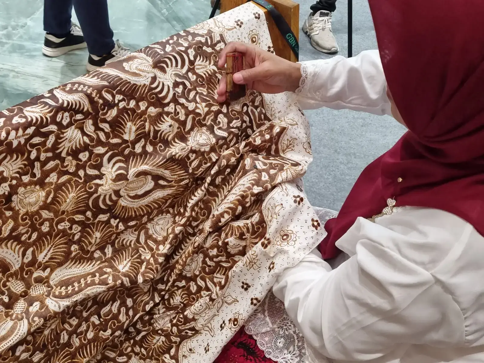 Ilustrasi perajin batik. (Foto: dok. ThePhrase.id)