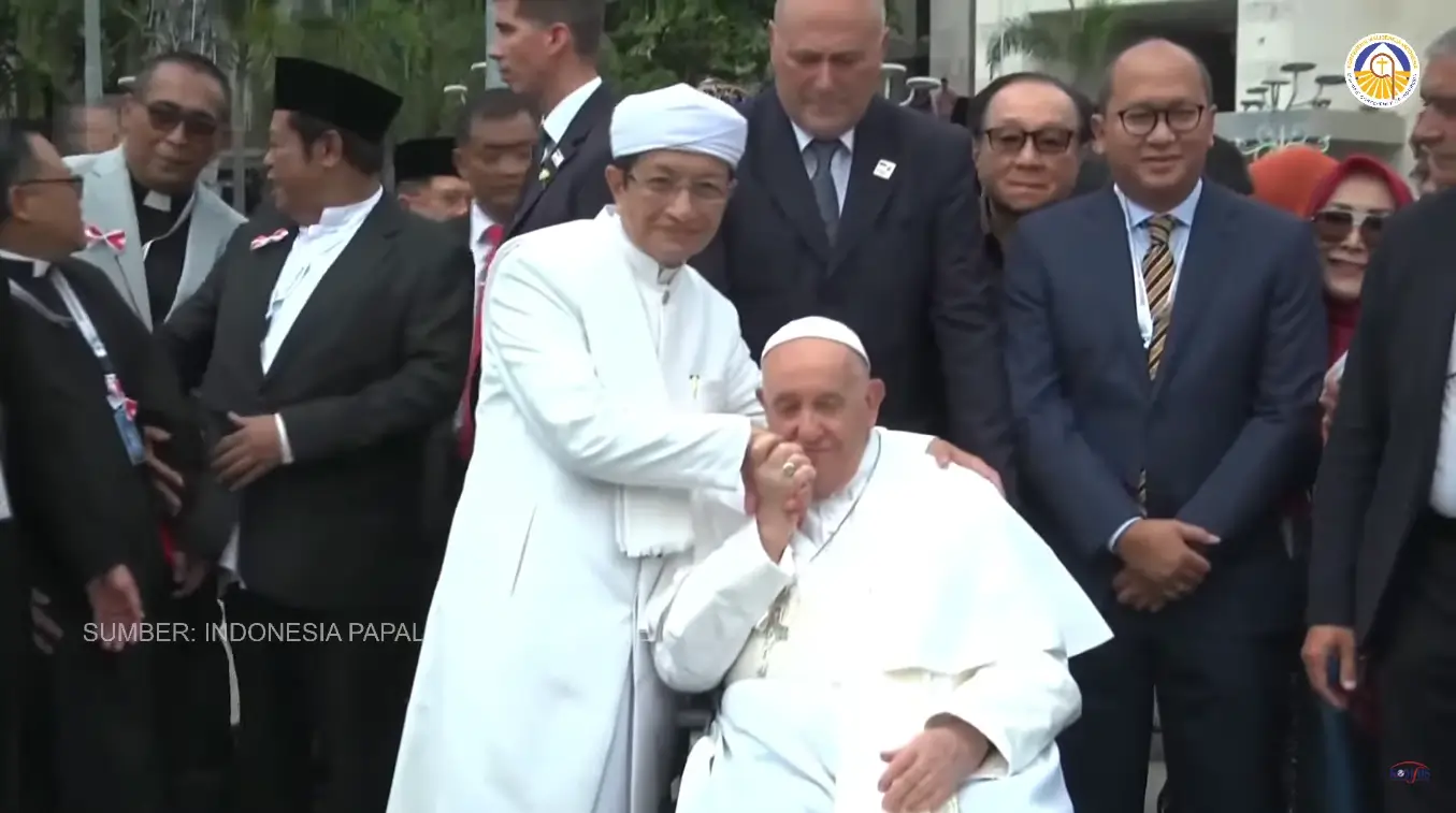 Paus Fransiskus dan Imam Besar Masjid Istiqlal Nasaruddin Umar. (Foto: Tangkapan layar YouTube/KOMSOS KWI)