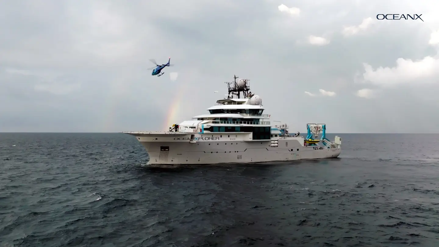  Ekspedisi OceanX menggunakan kapak OceanXplorer di perairan Indonesia. (Foto: oceanx.org.jpg)