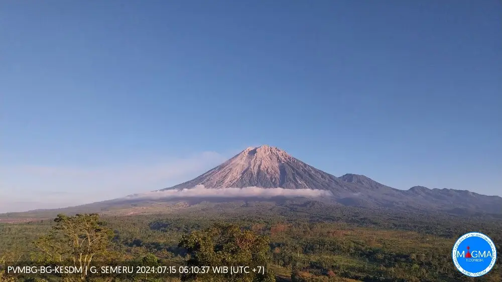 Penampakan Gunung Semeru pada bulan Juli 2024. (Foto: magma.esdm.go.id)