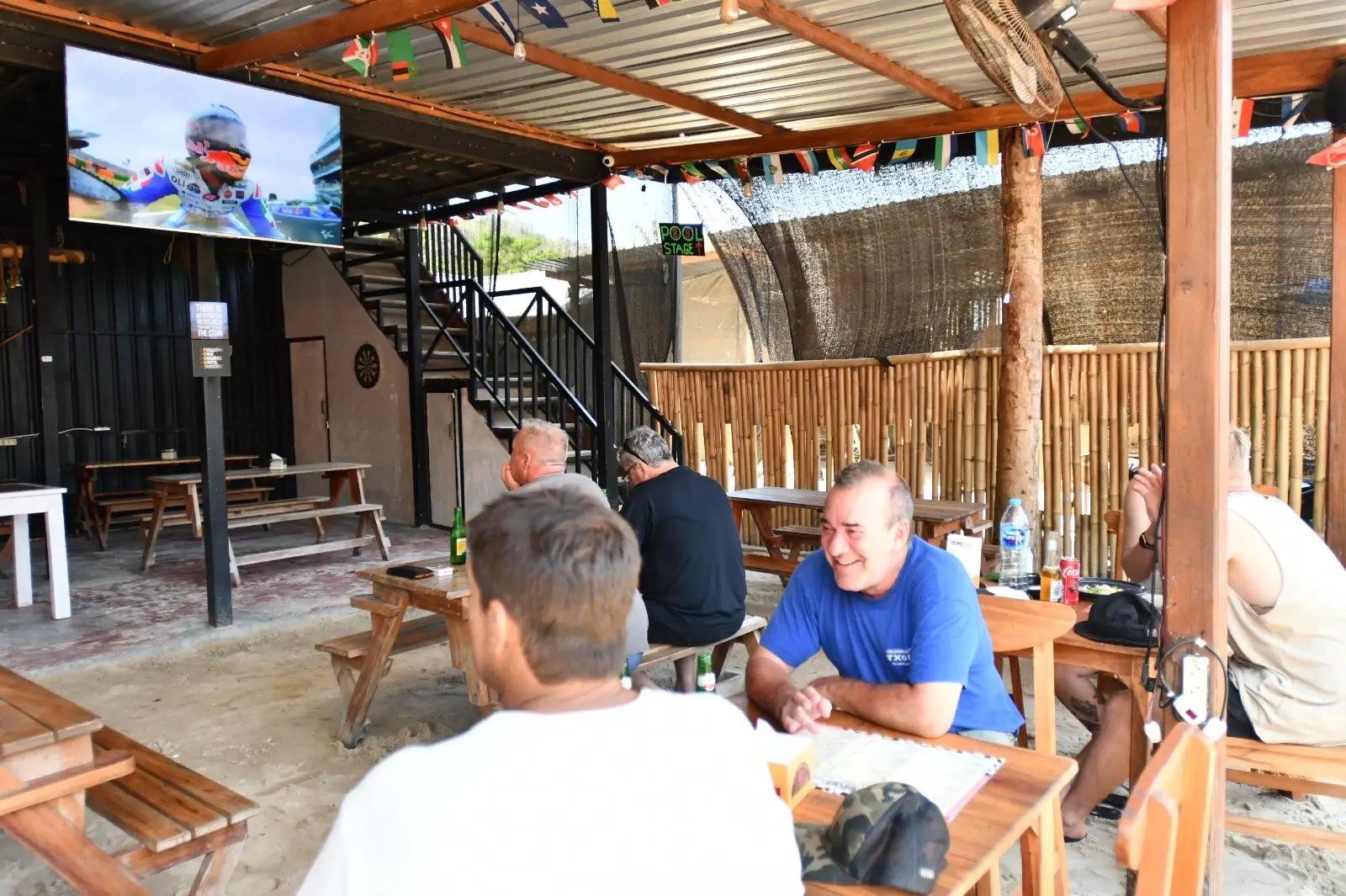 Wisatawan asing mengunjungi restaurant Circuit Sport Bar & Resto di Jalan Pariwisata Mandalika, Kuta Mandalika, Kuta, Lombok Tengah, Nusa Tenggara Barat. (Foto: Istimewa)