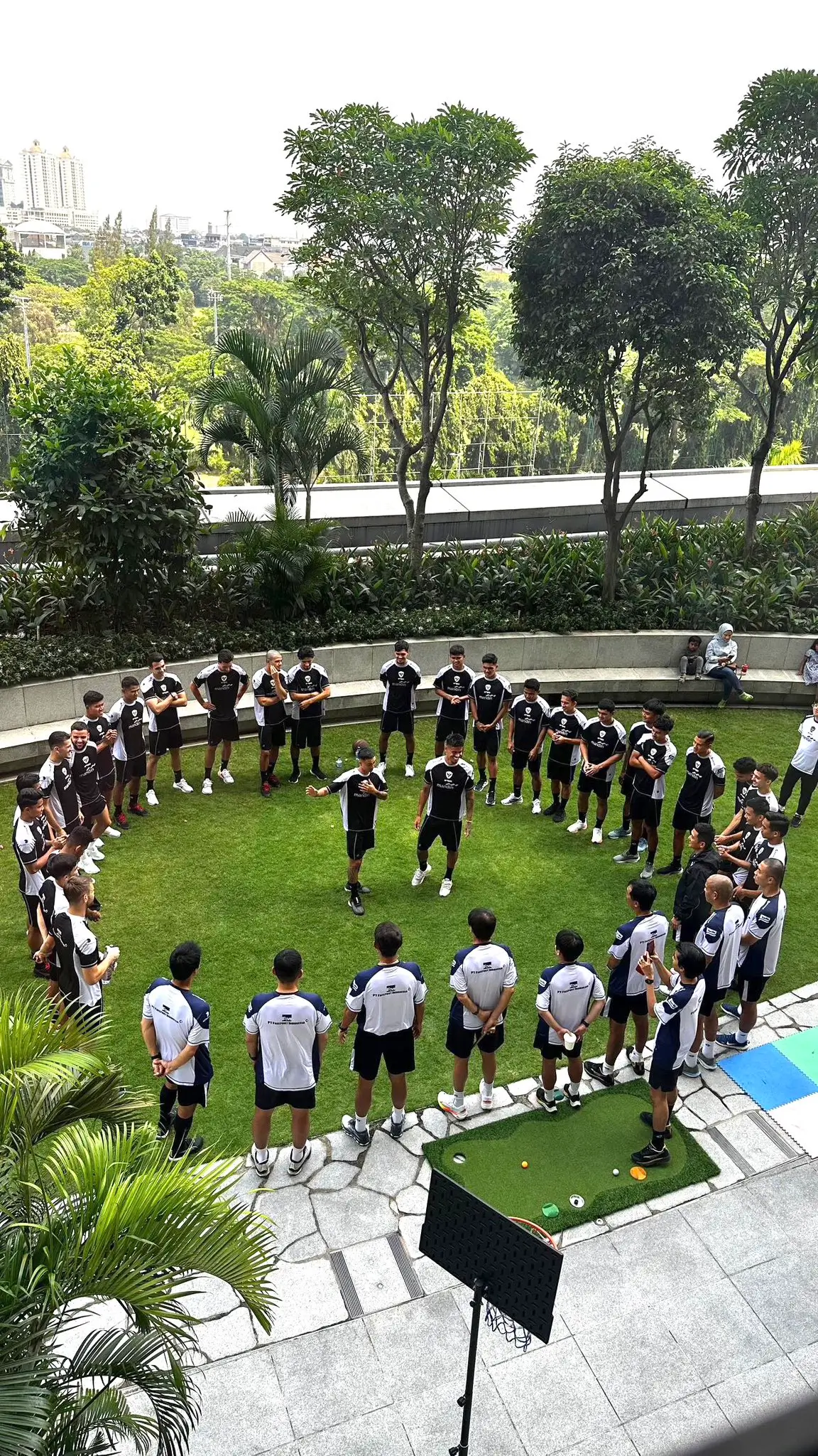Mees Hilgers dan Eliano Reijnders mengikuti latihan Timnas Indonesia. (Foto: Istimewa)