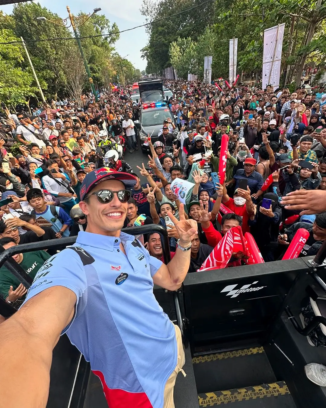 Juara dunia enam kali MotoGP, Marc Marquez berpose dengan fansnya di Indonesia. (Foto: Instagram Marc Marquez)