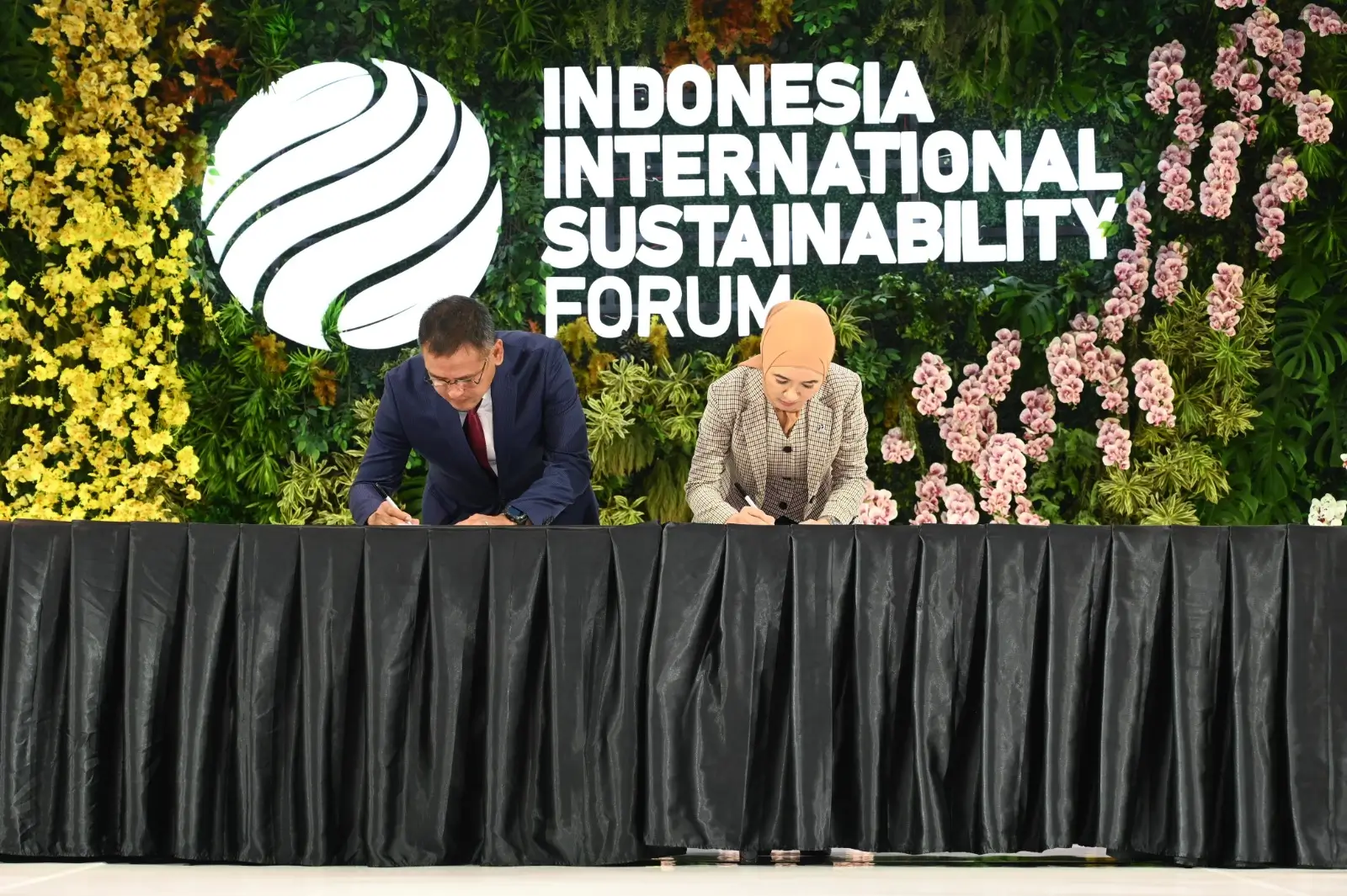 Direktur Utama Pertamina Nicke Widyawati  bersama Direktur Utama Pupuk Indonesia Rahmad Pribadi melakukan penandatanganan MOU antara Pertamina dengan Pupuk Indonesia mengenai Sinergi BUMN dalam Kajian Bersama Pengembangan Potensi Carbon Capture Storage (CCS)/ Carbon Capture Utilization & Storage (CCUS), di sela Indonesia International Sustainabilit