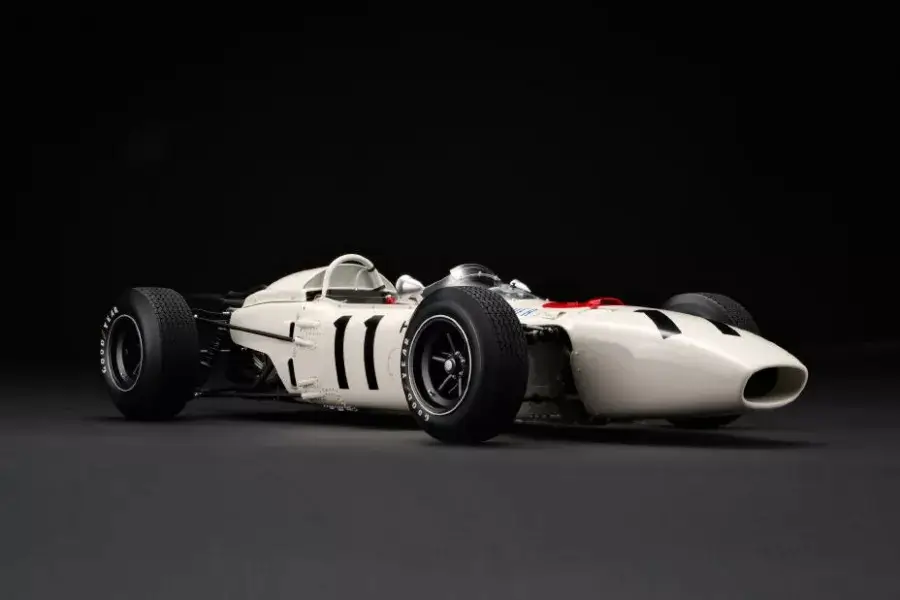 Miniatur mobil balap Honda RA272. (Foto: honda-indonesia.com)