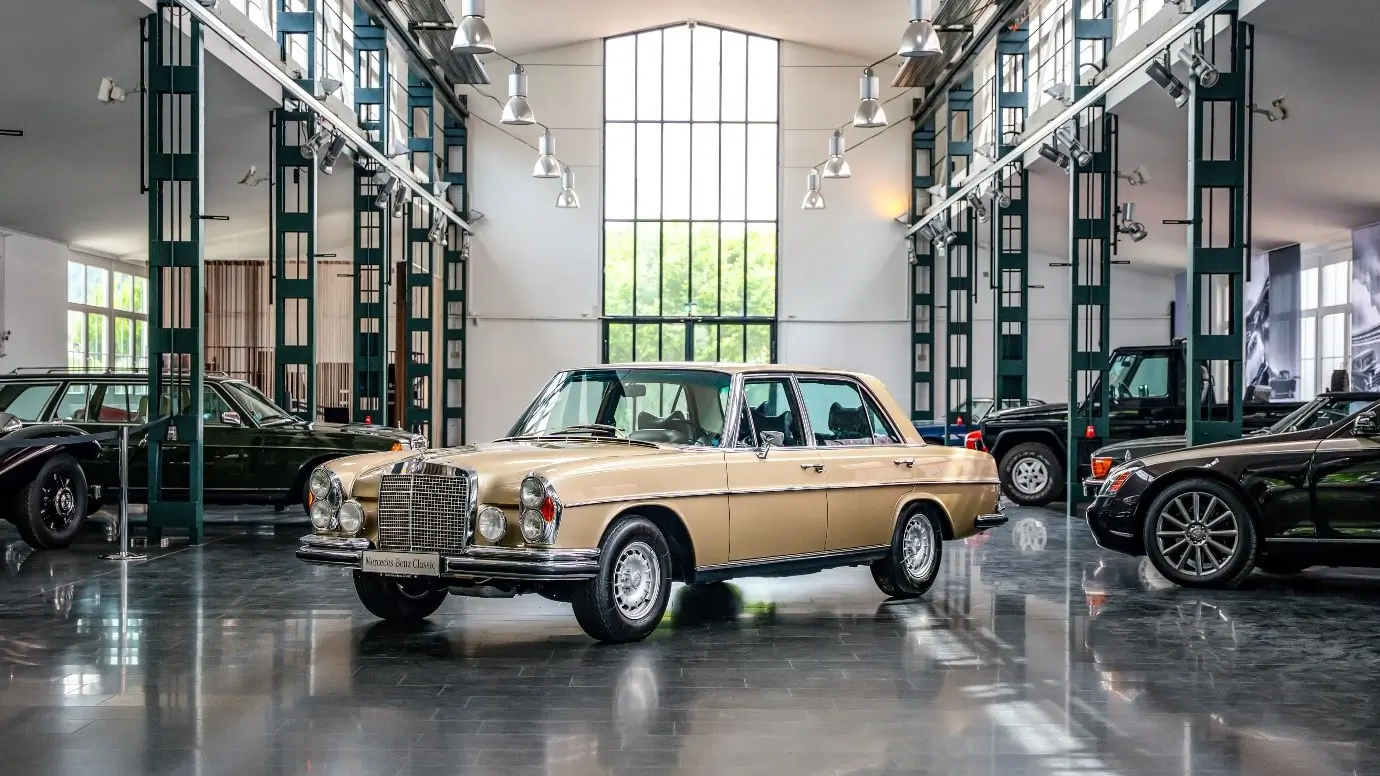 Mercedes-Benz rayakan 60 tahun model 108/109. (Foto: Istimewa)
