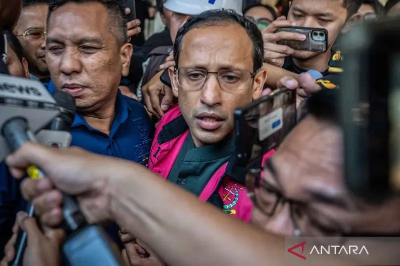 Mantan Menteri Pendidikan, Kebudayaan, Riset dan Teknologi (Mendikbudristek) 2019-2024 Nadiem Makarim  (tengah) berjalan menuju mobil tahanan usai pemeriksaan di Jampidsus, Kejaksaan Agung, Jakarta, Kamis (4/9/2025). ANTARA FOTO/Bayu Pratama S