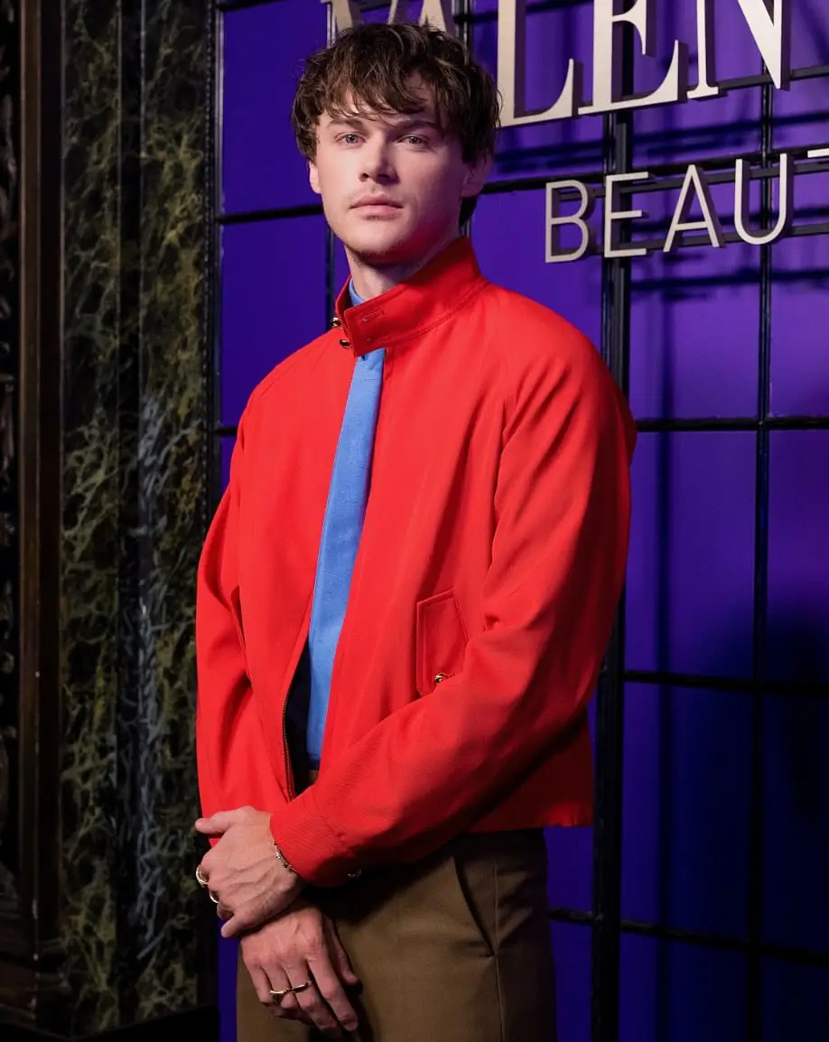 Kenalan Lebih Dekat dengan Christopher Briney  Bintang Serial  The Summer I Turned Pretty  yang Mendunia