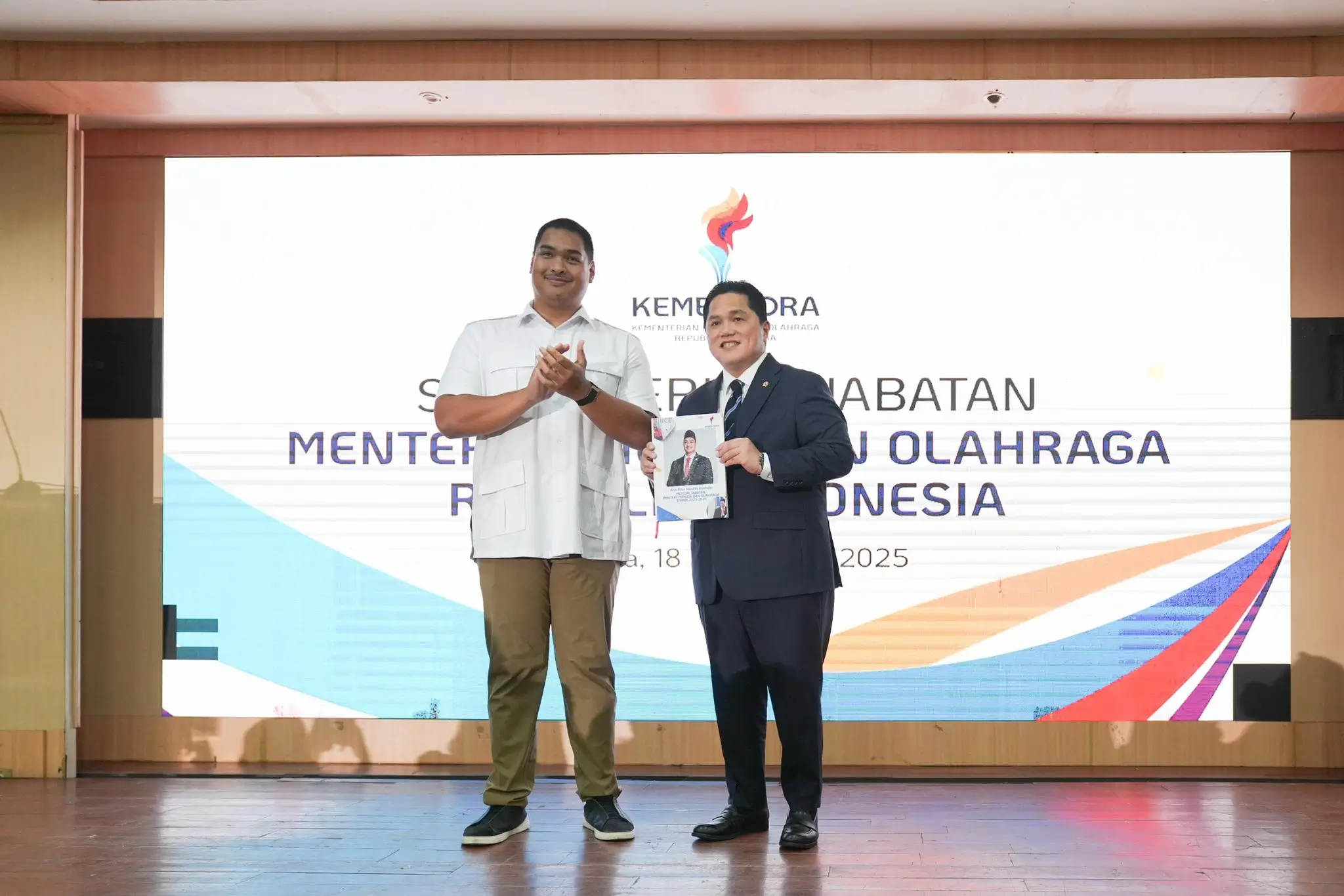 Menteri Pemuda dan Olahraga Erick Thohir (kanan) dan pejabat lama Dito Ariotedjo (kiri) foto bersama saat acara serah terima jabatan (sertijab) di Kantor Kemenpora, Jakarta, Kamis (18/9/2025). Erick Thohir menggantikan Dito Ariotedjo sebagai Menteri Pemuda dan Olahraga usai dilantik Presiden Prabowo Subianto pada Rabu (18/9). Dok. PSSI