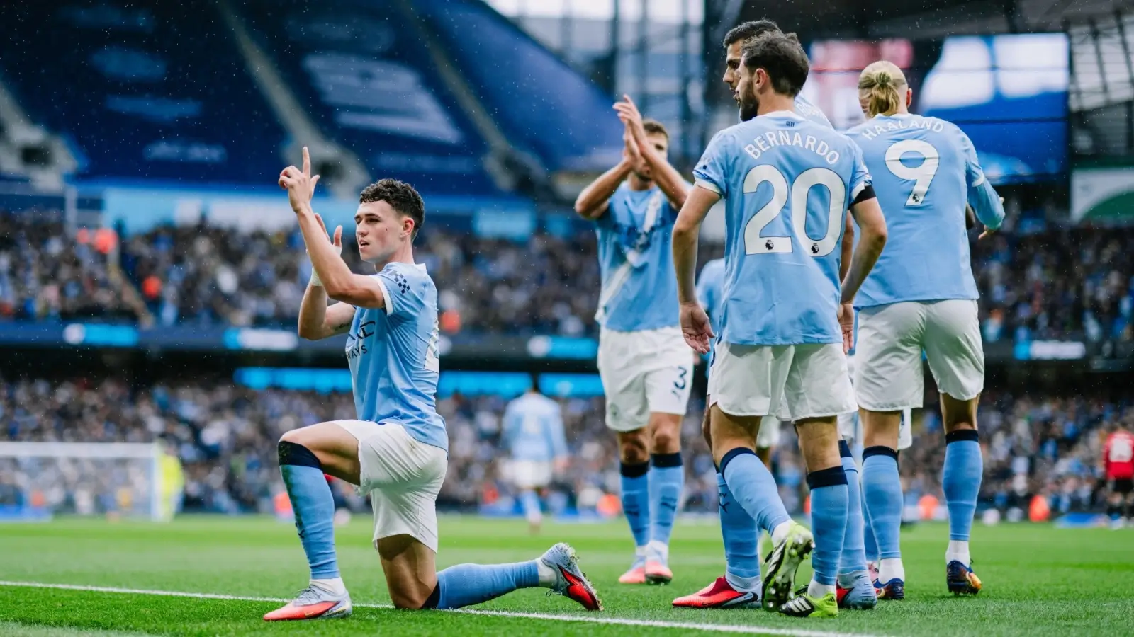 Para pemain Man City merayakan gol ke gawang MU dalam pertandingan Liga Primer Inggris di Stadion Etihad, Minggu (14/9/2025). Foto: Man City