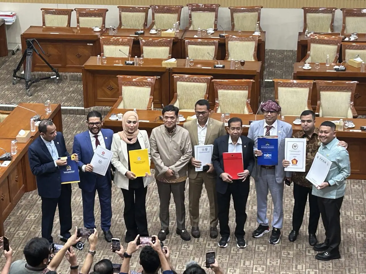 Pimpinan dan anggota Komisi III DPR RI berfoto bersama usai rapat pleno pemilihan hakim agung dan Ad Hoc HAM di Gedung DPR RI, Senayan, Jakarta Pusat, Selasa (16/9). (Foto: Istimewa)
