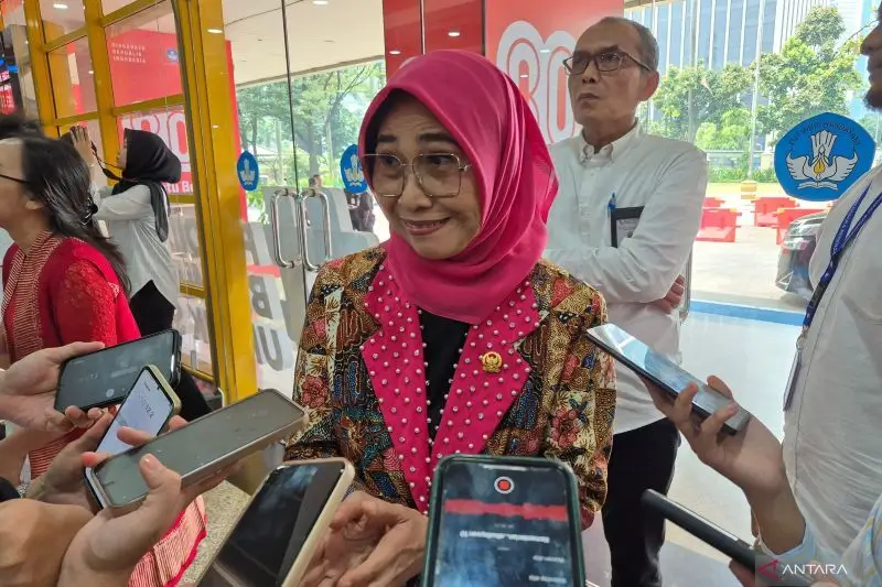 Foto: Ketua Komisi X DPR RI Hetifah Sjaifudian ditemui di Kantor Kemendikdasmen, Jakarta, Senin (29/9/2025). (ANTARA/Sean Filo Muhamad)