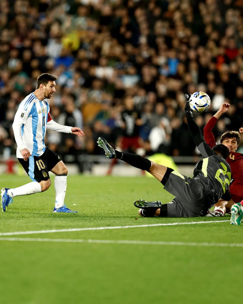 Lionel Messi, membawa Tim Tango meraih kemenangan 3-0 atas Timnas Venezuela dalam kualifikasi Piala Dunia 2026 di Estadio Monumental, Buenos Aires, 5 September 2025. Foto: Istimewa