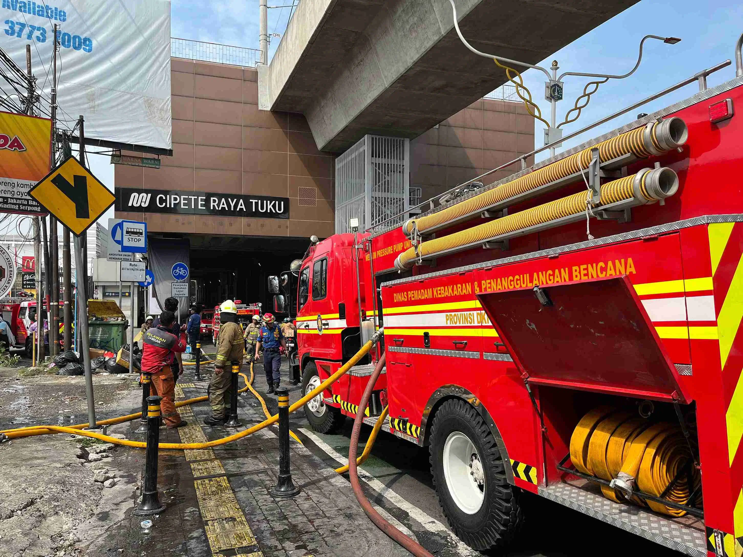 Ruko Food Court di Dekat Stasiun MRT Cipete Terbakar  Diduga Masalah Kelistrikan