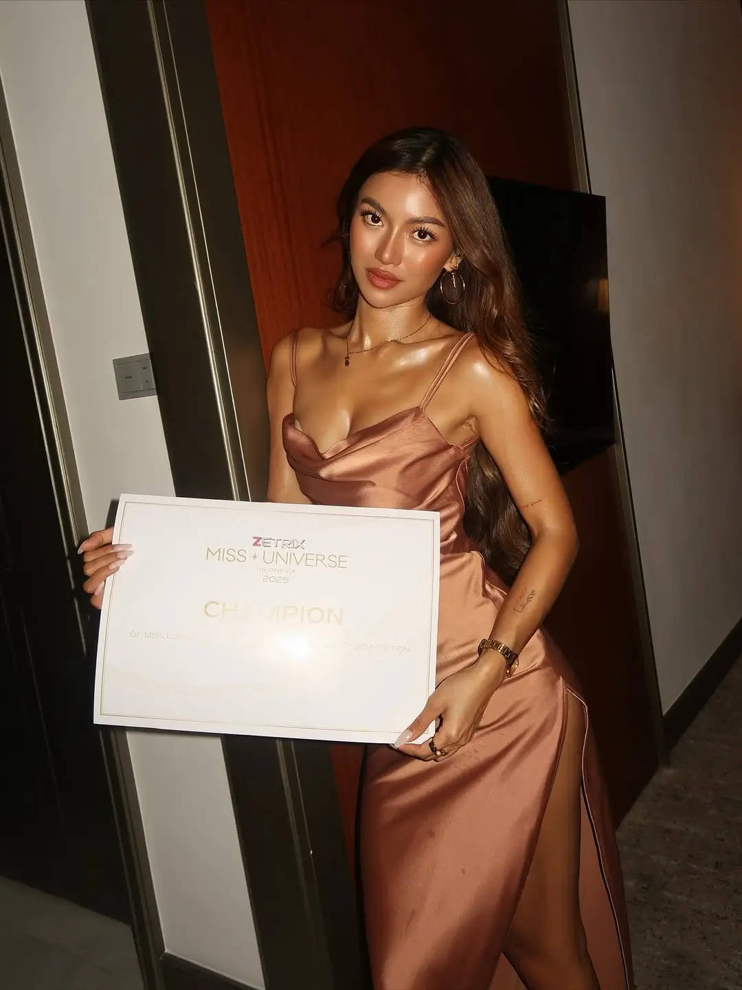 Sanly Liu  Sosok Inspiratif di Balik Mahkota Miss Universe Indonesia 2025