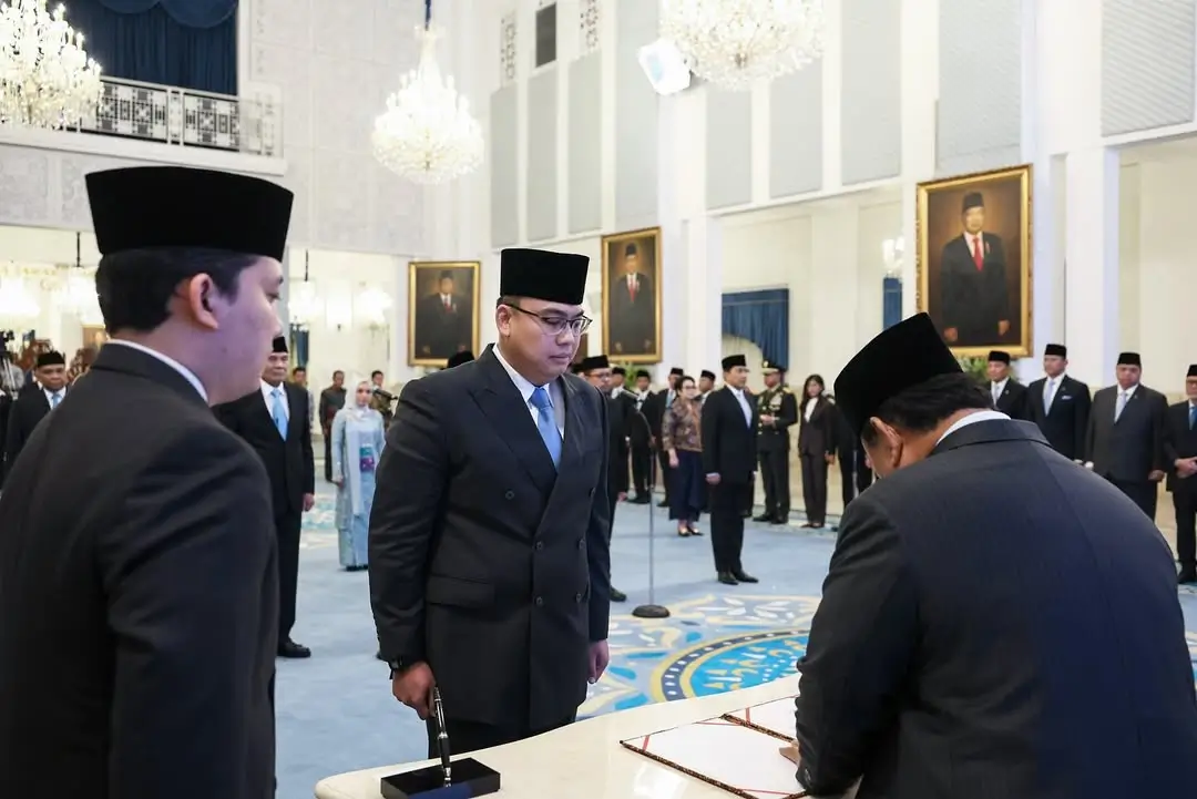 Angga Raka Prabowo ketika dilantik sebagai Kepala Badan Komunikasi Pemerintah (BKP) oleh Presiden RI, Prabowo Subianto di Istana Negara, Jakarta pada Rabu (17/09/25). (Foto: Instagram/presidenrepublikindonesia)