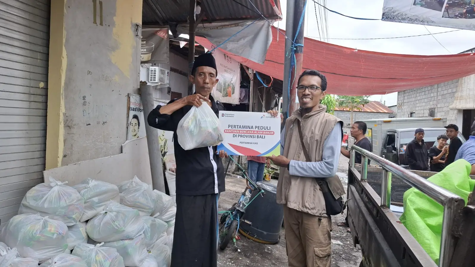 Dukung Pemulihan Bali  Pertagas Salurkan Bantuan Bahan Makanan untuk Korban Banjir