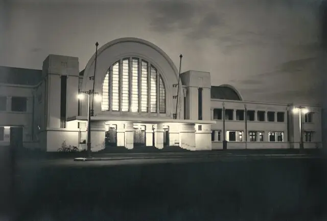 Stasiun Jakarta Kota sekitar tahun 1930. (Foto: Wikimedia Commons/Digital Collections UB Leiden)